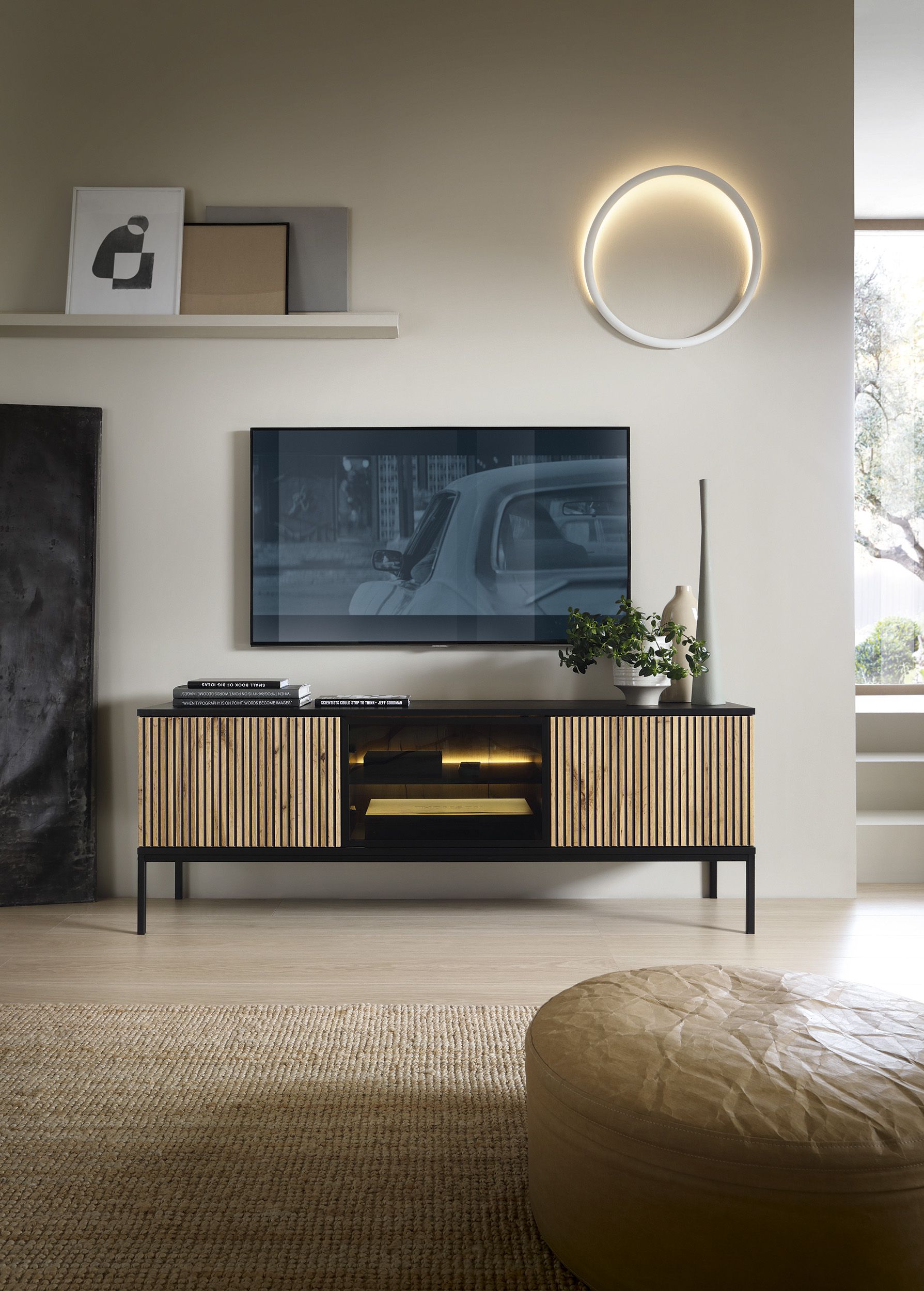Elégant meuble TV avec fonction push-to-open Chelmsford 02, Couleur : Noir / Chêne - Dimensions : 56 x 154 x 39 cm (H x L x P)