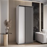 Armoire à portes coulissantes Mina de 1 mètre de large, en blanc, avec brosses anti-poussière, poignées métalliques noires, lamelles d'aspect noir, robuste, peu encombrante