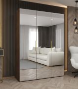 Armoire à trois portes miroir / Couleur : Noyer / Largeur : 1,5 mètre / Poignées : dorées / Deux tringles / Deux étagères / Système de fermeture Soft-Close