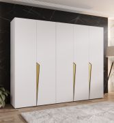 Armoire / Couleur : Blanc / 5 portes / 3 compartiments / Poignées : Or / 3 tringles à vêtements/ Fonction Soft-Close / Dimensions : 250 x 52 x 202 cm / Chants ABS