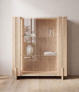 Vitrine / Couleur : chêne blanchi / Bois massif / Chêne huilé / Pierre de travertin / 100 x 46 x 106 cm / 2 portes vitrées / 3 compartiments / Éclairage LED inclus