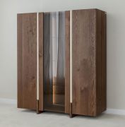 Vitrine / Couleur : Tabacco / Bois massif / Chêne huilé / Pierre de travertin / Éclairage LED inclus / Panneau arrière : HDF  / 120 x 41 x 140 cm
