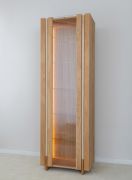 Vitrine / Couleur : chêne naturel / 1 porte / Bois massif / Chêne huilé / Pierre de travertin / Éclairage LED inclus / 6 compartiments / 68 x 41 x 206 cm