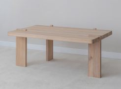 Table basse / Couleur : chêne blanchi / Bois massif / Chêne huilé / Pierre de travertin / 102 x 60 x 41,5 cm / Pieds robustes / Style minimaliste