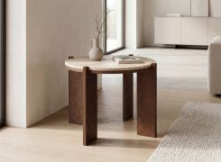 Table basse / Couleur : Tabacco / Bois massif / Chêne huilé / Plateau en travertin / 66 x 66 x 47 cm / Pieds robustes / Style minimaliste