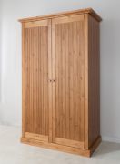 Penderie / Armoire à portes battantes / Pin finlandais massif / Veinage naturel / Couleur : Chêne / Style classique et moderne / Dimensions : 212,5 x 129 x 63 cm