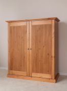 Armoire / Pin finlandais massif / Couleur : chêne / Poignées : Argent vieilli / Dimensions : 147 x 129 x 54 cm / Deux portes / Robuste / Veinage naturel
