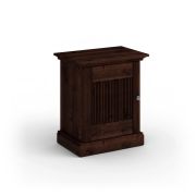 Table de chevet / Pin finlandais massif / Couleur : Tabacco / Ouverture de la porte à gauche / Dimensions : 61 x 54 x 36 cm / Une porte / Poignées : Argent vieilli / Veinage naturel