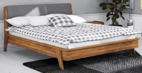 Lit simple ou d’appoint Otago 01 en chêne sauvage massif huilé | 90 x 200 cm | Tête de lit capitonnée grise
