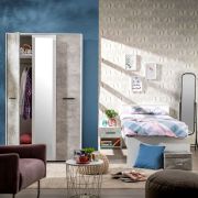 Chambre à coucher - Ensemble B Brus, 3 pièces, Couleur : Blanc / Béton, un lit double, deux tables de nuit et une armoire, design simple et moderne