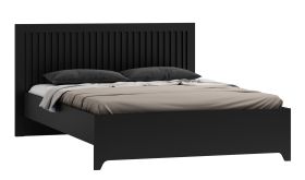 Lit simple noble en noir, lit d'appoint avec surface de couchage de 140 x 200 cm, tête de lit avec lamelles, sommier à lattes inclus, chants ABS, pieds en métal