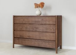 Commode / Couleur : Tabacco / Chêne huilé / Système Soft Close / 4 tiroirs / Bois massif / 123 x 48 x 90 cm / Seille 01 / Poignées fraisées