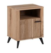 Table de nuit chêne rainurée | 66 x 54 x 40 cm | 1 porte, 2 niches, poignée longue élégante, pieds noirs