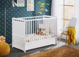 Lit de bébé / lit à barreaux en pin véritable Avaldsnes 12, couleur : blanc - dimensions : 90 x 124 x 67 cm (h x l x p), avec un tiroir