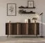 Commode / Couleur : Chêne Dunin / Éclairage LED inclus / 183 x 40 x 83 cm / 4 portes / Fonction soft-close / 8 compartiments / Pieds métalliques fins / Buffet