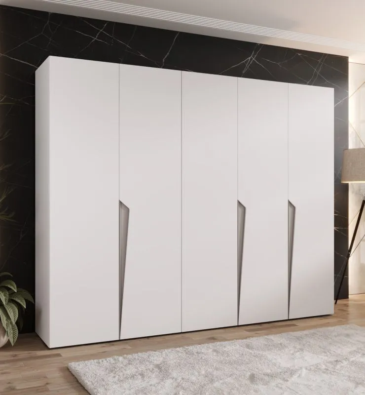 Armoire / Couleur : Blanc / 5 portes / 3 compartiments / Poignées : Cachemire / 3 tringles à vêtements/ Fonction Soft-Close / Dimensions : 250 x 52 x 202 cm / Chants ABS