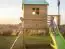Tour de jeux S20B1, toit : vert, avec toboggan ondulé, balcon, bac à sable, mur d'escalade et échelle en bois - Dimensions : 330 x 331 cm (l x p)