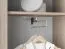 Armoire / Deux portes / Dimensions : 54 x 34 x 198 cm / Système de fermeture Soft-Close / Chêne Cremona / Cachemire / Tringle coulissante / 3 compartiments / Chants en ABS