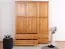 Armoire | 3 portes battantes | 4 tiroirs | 4 casiers | avec tringle à vêtements | 154 cm de large | Bois massif | Couleur: Aulne Abbildung