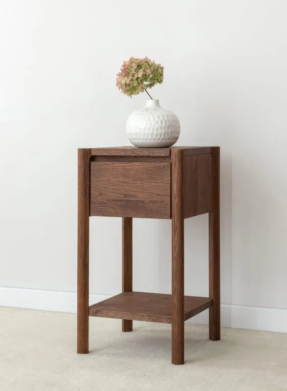 Commode d'appoint / Couleur : Tabacco / 33 x 33 x 60 cm / Table de nuit / Bois massif / 1 tiroir / Système Soft Close / Petite table d'appoint / Chêne huilé / 1 compartiment de rangement / Seille 13 / Poignée fraisée
