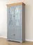 Large vitrine Gimone 02, en pin finlandais, gris, un tiroir, dimensions : 200 x 95 x 41 cm, deux portes vitrées, cinq casiers, fermeture en douceur
