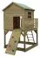 Tour de jeux S20C1, toit : vert, avec toboggan ondulé, balançoire simple annexe, balcon, bac à sable, mur d'escalade et échelle en bois - Dimensions : 462 x 363 cm (l x p)
