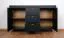 Buffet / Commode stable avec quatre compartiments Barbe 17, trois tiroirs, Couleur : Noir mat, protection des bords ABS, Poignées : Or, deux portes, dimensions : 83,5 x 137 x 40 cm, facile à combiner avec d'autres meubles