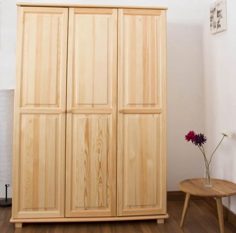 Armoire | 3 portes battantes | 4 casiers | avec tringle à vêtements | 133 cm de large | Bois massif | Couleur: Naturel Abbildung
