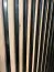 Penderie coulissante Mina 120 cm | Blanc & Chêne | Façade laminée | Lames noires | Gain de place