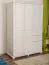 Armoire | 3 portes battantes | 4 tiroirs | 3 casiers | avec tringle à vêtements | 135 cm de large | Bois massif | Couleur: Blanc Abbildung