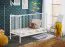 Lit bébé à barreaux Avaldsnes 01 en pin massif | Blanc mat | 89 x 124 x 65 cm | Style classique et sécurité