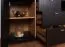 Buffet / Commode stable avec quatre compartiments Barbe 17, trois tiroirs, Couleur : Noir mat, protection des bords ABS, Poignées : Or, deux portes, dimensions : 83,5 x 137 x 40 cm, facile à combiner avec d'autres meubles