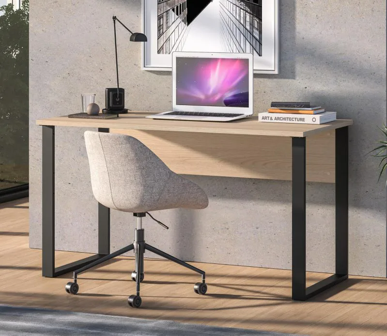 Bureau / Couleur : Chêne Lindberg / Grand plan de travail / 138 x 68 x 77 cm / Pour le bureau et le télétravail / Design moderne / Chants en ABS / Pieds : Noirs
