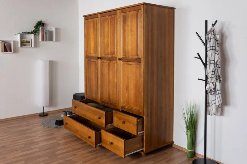 Armoire | 3 portes battantes | 4 tiroirs | 4 casiers | avec tringle à vêtements | 154 cm de large | Bois massif | Couleur: Chêne Rustique Abbildung