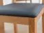 Chaise en chêne massif Nievre 02 | Assise rembourrée noire | Design minimaliste | 90 x 41 x 41 cm